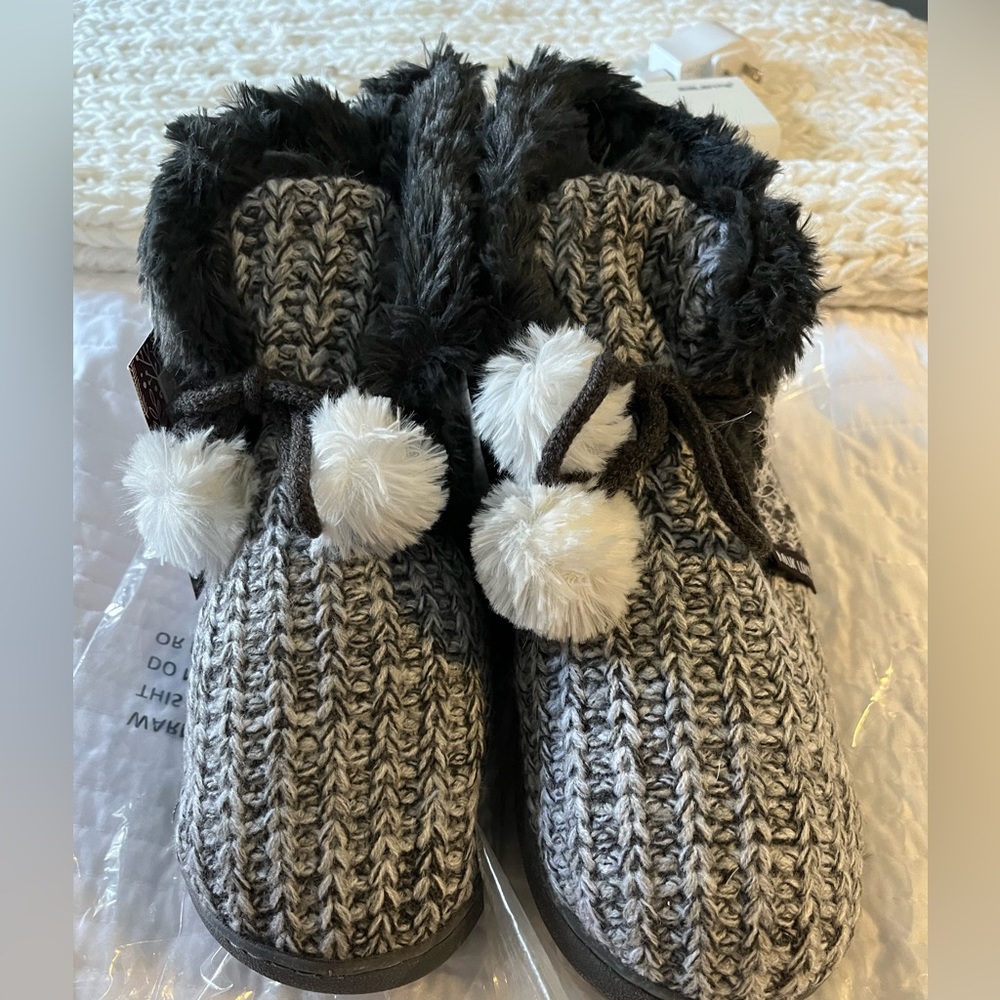 MUK LUKS SLIPPERS. NWT